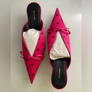 Balenciaga logo kitten heels size 38 NEVER worn
